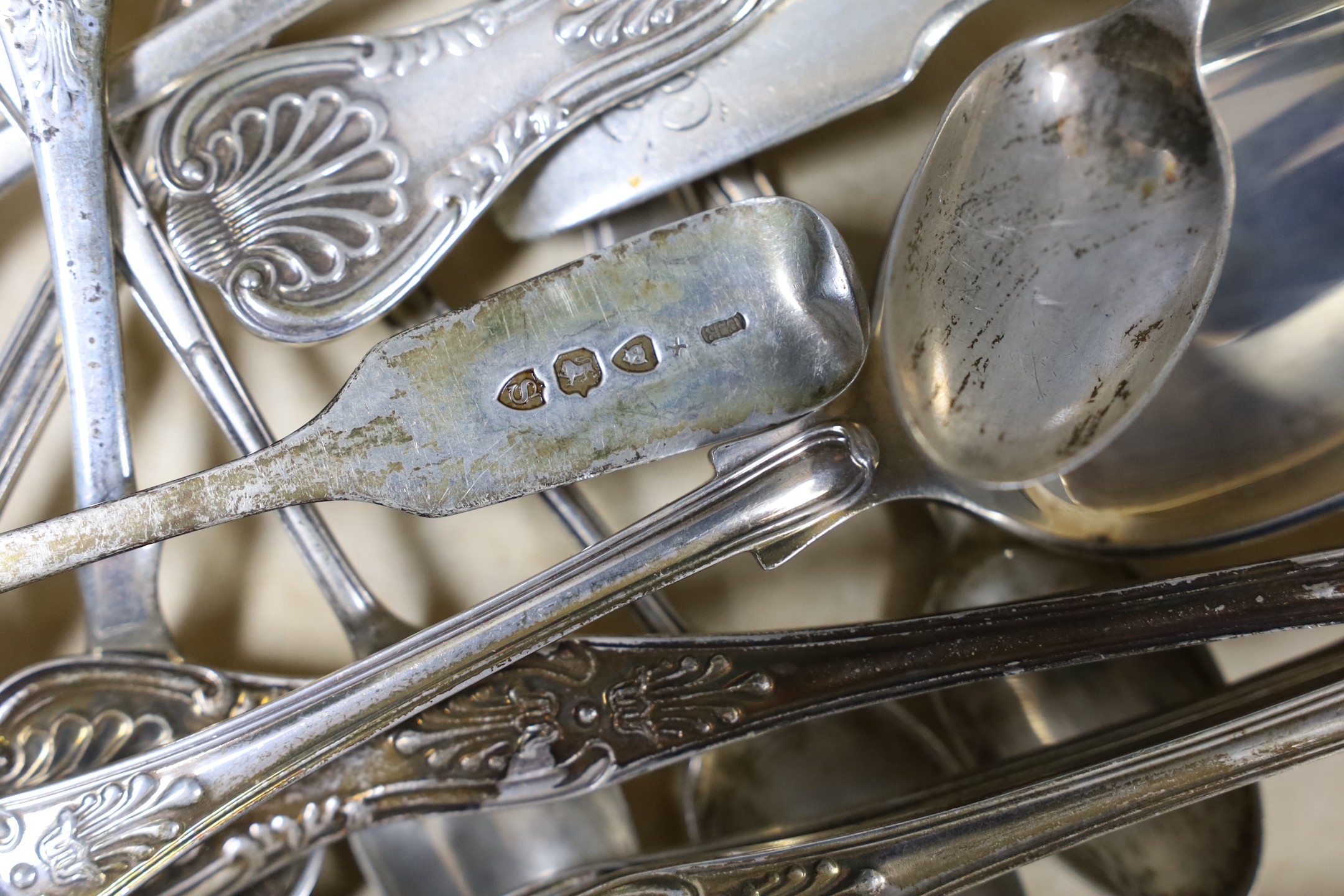 Eight assorted modern silver Kings pattern desert spoons, a pair of 18th century silver sugar nips and sundry teaspoons, gross 25.5oz.